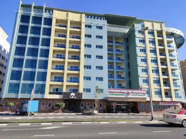 A 3⭐ hotel offering comfortable rooms, basic amenities, and convenient access to shopping areas and metro stations.