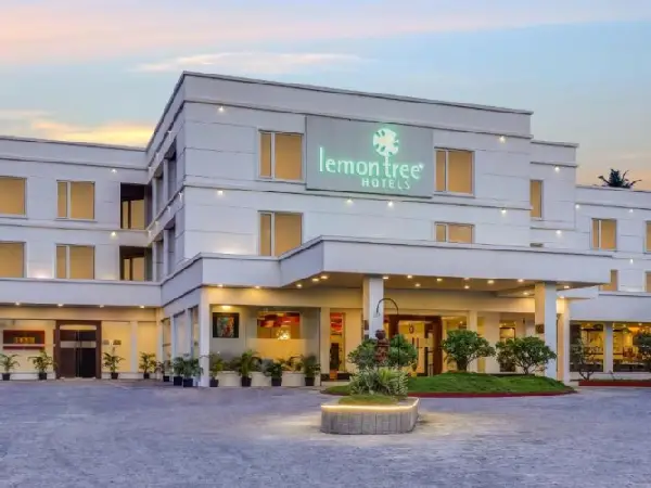 Description: A premium 4-star hotel located atop a hill, offering a 360-degree view of the sea and the city. It features an infinity pool, a rooftop lounge called "Amaya," and well-appointed rooms with modern wood finishes. Its central location ensures easy access to the historical sites.