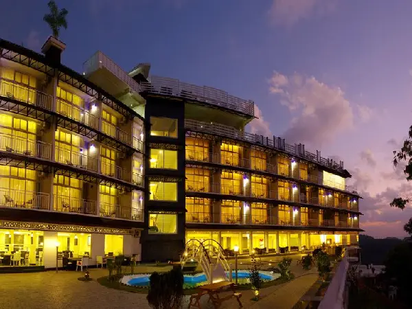 A 5⭐ luxury resort set on the banks of Vembanad Lake, offering elegant villas, Ayurvedic spa, scenic backwater views, and premium hospitality for a relaxing Kerala experience. 🌴🏨