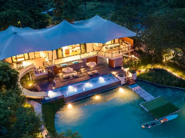 A 5⭐ luxury riverside hotel offering elegant rooms, world-class dining, a spa, and exceptional service in the heart of Bangkok. 🌟🏨