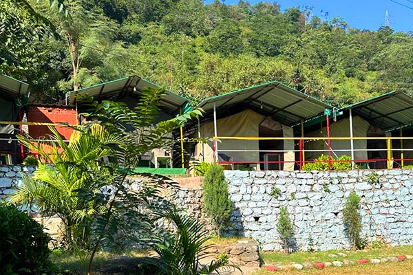 Riverside camps with modern bedding and common recreational areas.

Continued stay; evening bonfire and snacks.