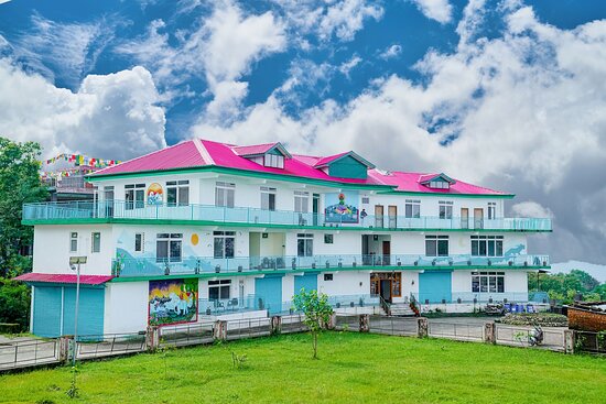 Description: A highly-rated boutique property located within the serene Chokling Monastery complex. It offers a unique cultural experience with rooms decorated in traditional Himalayan art and motifs. The hotel features a tranquil garden, an in-house café serving Tibetan delicacies, and stunning views of the monastery and the landing site. It’s the perfect spot to immerse yourself in the local monastic culture upon arrival.