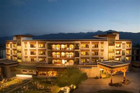 Description: As Ladakh’s first luxury 5-star property, this hotel is a masterpiece of sustainable high-altitude architecture. It features centrally heated rooms with large bay windows that offer spectacular views of the Stok Kangri Range and the 17th-century Leh Palace. The hotel is equipped with an advanced oxygen filtration system to assist with acclimatization. During your stay, you can enjoy the "Zasgyath" multi-cuisine restaurant and a high-end spa that specializes in traditional Ladakhi wellness treatments.