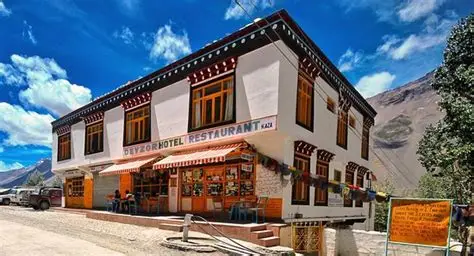 Description: Widely considered the best hotel in Spiti, this is a traveler’s sanctuary. It features a famous garden café, a library, and rooms decorated with local Spitian artifacts. It offers hot showers, electric blankets, and an incredible multi-cuisine menu.