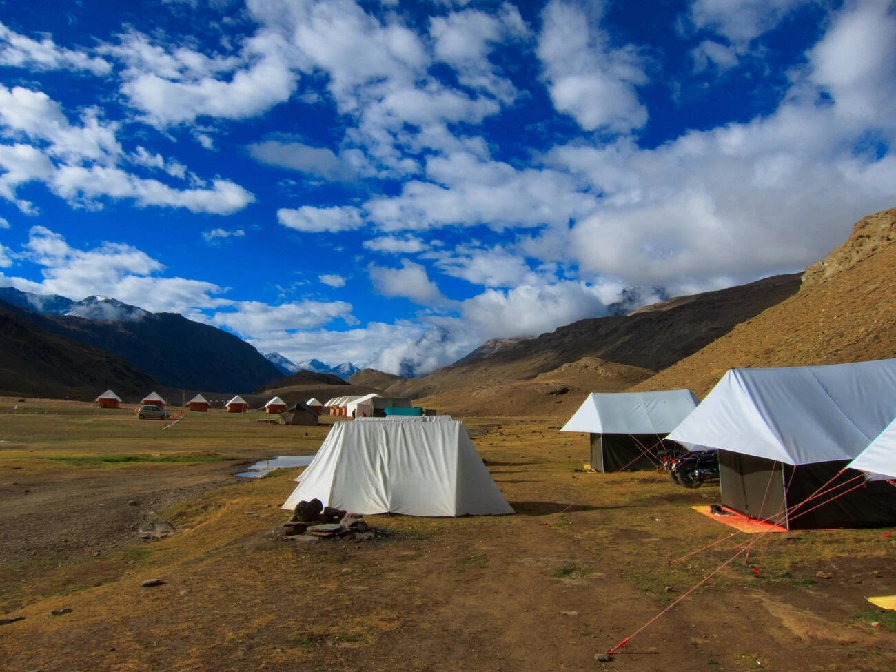 Description: Located at 14,000 feet, these are the highest-quality high-altitude tents available near the Moon Lake. They feature attached western-style toilets, thick mattresses, and heavy-duty quilts. The camp provides a large, insulated dining tent where hot buffet meals are served to combat the sub-zero night temperatures.