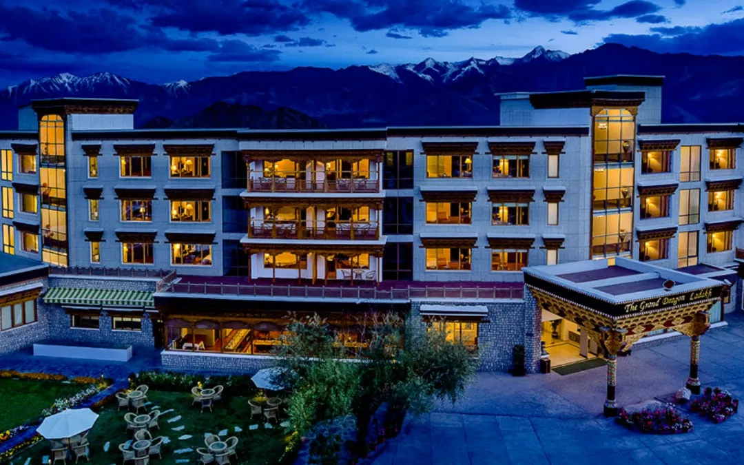 Description: This is Ladakh’s premier 5-star luxury property, featuring centrally heated rooms with large bay windows that offer spectacular views of the Stok Kangri Range. The hotel is equipped with an advanced oxygen filtration system to assist riders with acclimatization. It offers a high-end spa, a 24-hour multi-cuisine restaurant, and secure, monitored parking facilities specifically suited for high-value expedition motorcycles.