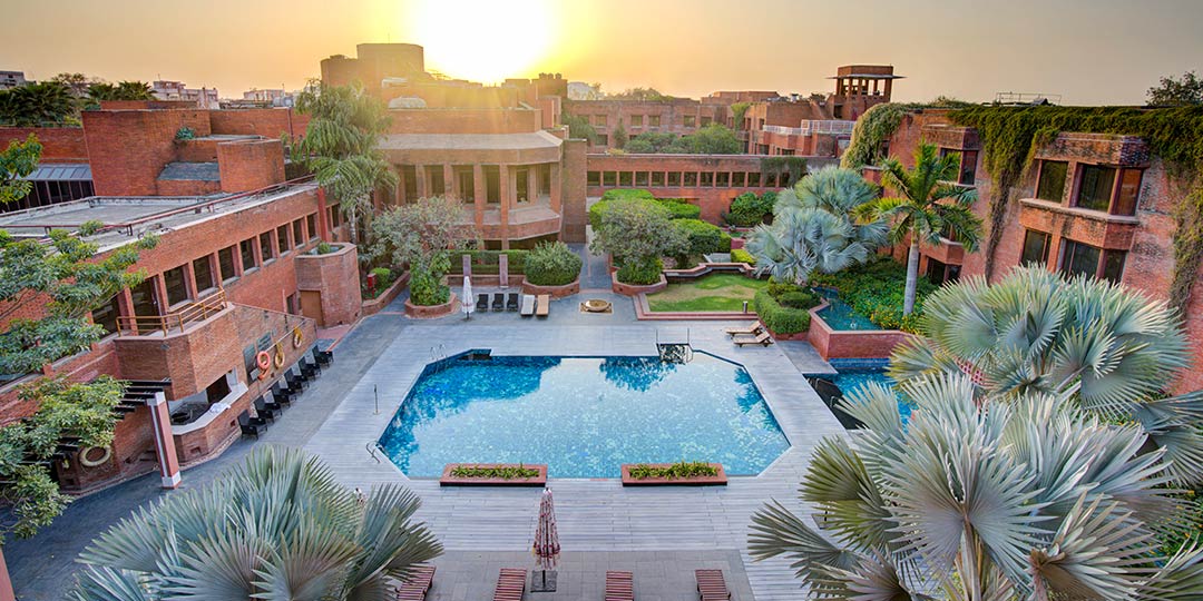 Description: A sprawling 5-star resort that recreates the grandeur of the Mughal era across 35 acres of lush gardens. The "Royal Mughal Suite" offers a regal experience with contemporary luxury amenities. The property is home to the award-winning Kaya Kalp – The Royal Spa, one of the largest in India, and features multiple fine-dining restaurants like Peshawri, known for its authentic North-West Frontier cuisine.