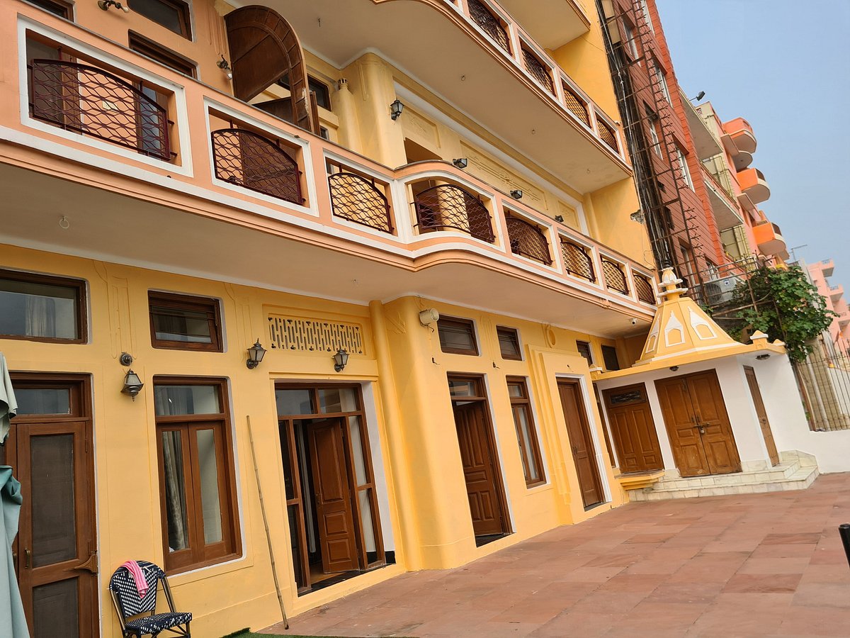Description: For a deeply immersive spiritual experience, this boutique heritage property offers a peaceful sanctuary away from the city's bustle. The hotel is over 150 years old and features its own private ghat where guests can participate in personalized Ganga Aarti. The rooms are spacious and feature antique furniture, high ceilings, and modern en-suite bathrooms. The property is known for its focus on wellness, offering daily yoga sessions and serving organic, sattvic meals in its serene courtyard.