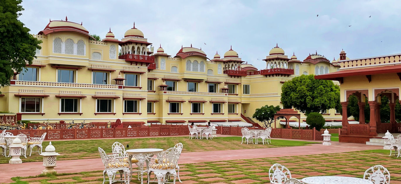 Description: A masterpiece of Indo-Saracenic architecture set amidst 18 acres of landscaped Mughal gardens. Originally built in 1745, this heritage palace hotel offers a glimpse into the lifestyle of the Rajput royalty. The rooms are elegantly furnished with period furniture and modern luxuries. After exploring the Pink City’s bazaars, you can relax by the marble-decked pool or enjoy an evening of folk music and puppet shows on the sprawling lawns.