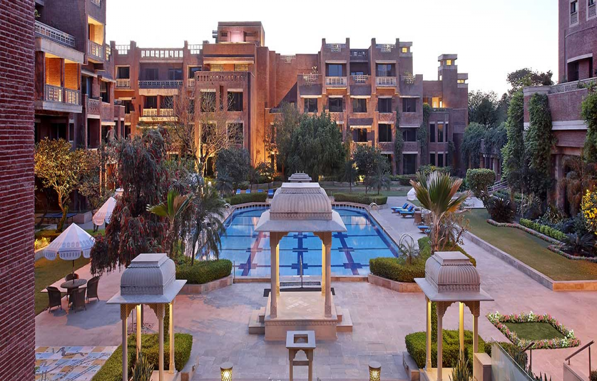 Description: Designed to reflect the spirit of Rajasthan’s red-brick forts and grand palaces, this 5-star property provides a sophisticated retreat. The "Rajputana" rooms feature traditional motifs and artisanal textiles. The hotel is renowned for its culinary excellence, particularly at Peshawri, which offers authentic flavors of the North-West Frontier. Guests can also enjoy the Kaya Kalp – The Royal Spa for a traditional Ayurvedic massage after a day of sightseeing at Amber Fort.