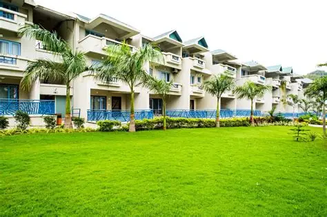 Description: Nestled amidst the lush greenery of the Aravali Range, this 4-star resort offers a more secluded and nature-focused experience. The property features a full-service spa, a large outdoor swimming pool, and dedicated play areas for indoor and outdoor games. The rooms are designed to provide maximum privacy and stunning views of the surrounding hills, making it an ideal spot for relaxation after visiting the Dilwara Temples or Nakki Lake.