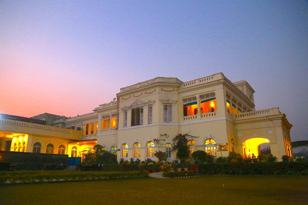 A heritage-style hotel located in the Cantonment area of Varanasi. The hotel offers comfortable rooms, a swimming pool, and a peaceful garden environment.

Highlights

Spacious air-conditioned rooms

Outdoor swimming pool

Multi-cuisine restaurant

Close to major attractions and railway station