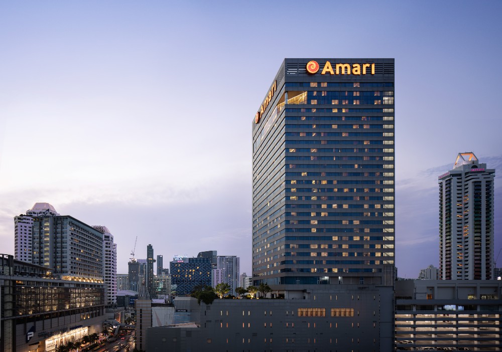 Modern 4★ hotel located in Bangkok’s shopping district. Offers spacious rooms, pool, spa, and easy access to city attractions. Ideal for honeymooners exploring cultural sites.