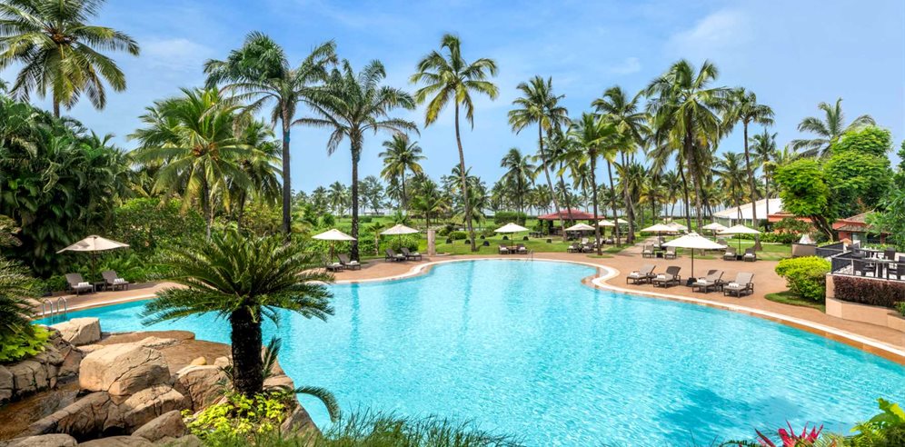 Spread across 49 acres of lush greenery and lagoons, this is the pinnacle of South Goa luxury. You will have a Private Butler service and access to a near-private stretch of Mobor Beach. The rooms feature sunken marble tubs and private balconies.