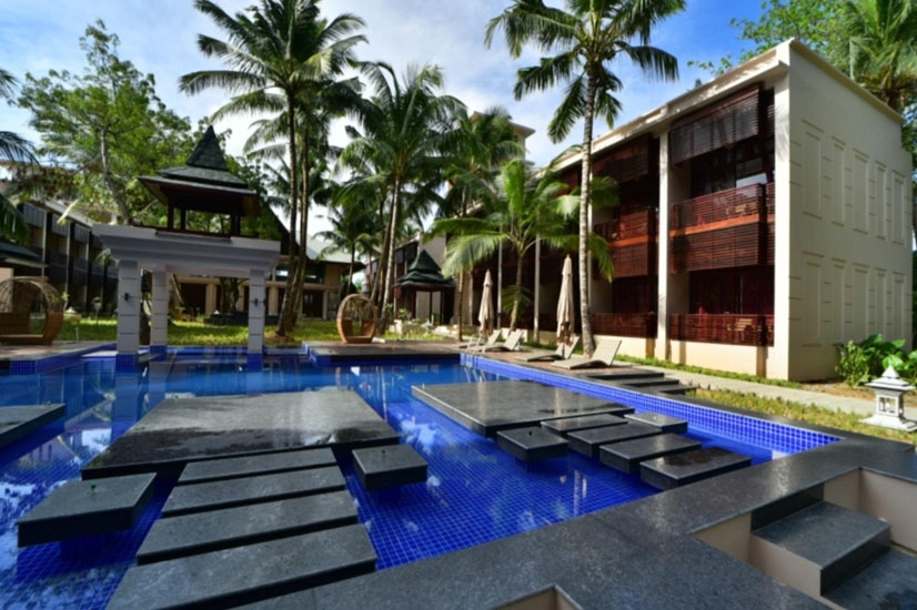 A contemporary 5-star boutique hotel where every room overlooks the pool and the ocean. It offers an intimate, quiet atmosphere perfect for the end of a honeymoon.