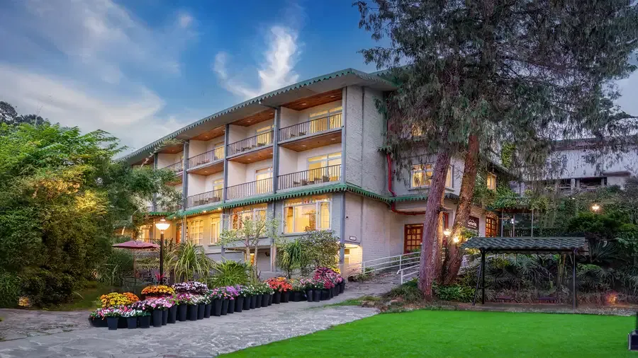 This boutique 3-star hotel offers panoramic views of the Teesta Valley. It is known for its hospitality and quiet, romantic atmosphere.