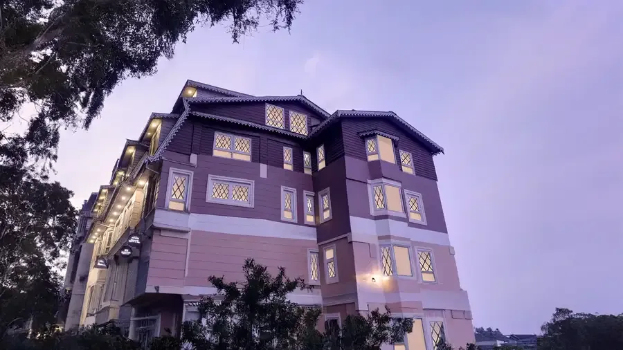 A highly-rated 3-star property located within walking distance of the Mall Road. The rooms are cozy with wooden interiors and offer a peaceful escape from the bustling market.