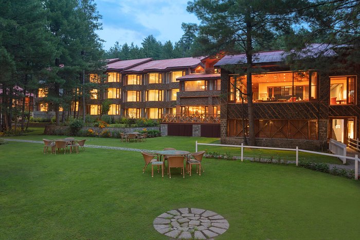 Located on the banks of the Lidder River, this property provides a cozy "log cabin" feel with high-end luxury services and manicured lawns.