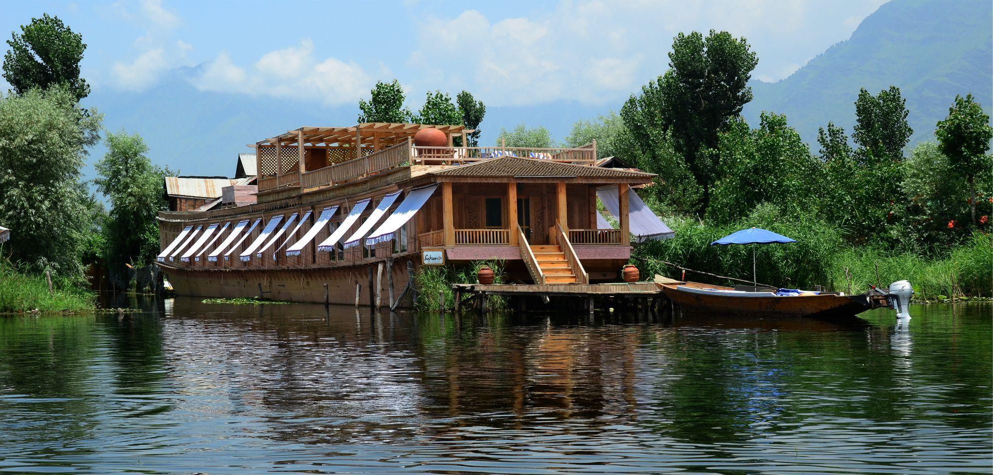 A boutique eco-friendly houseboat that focuses on luxury and silence. It features a stunning sundeck and gourmet organic dining.