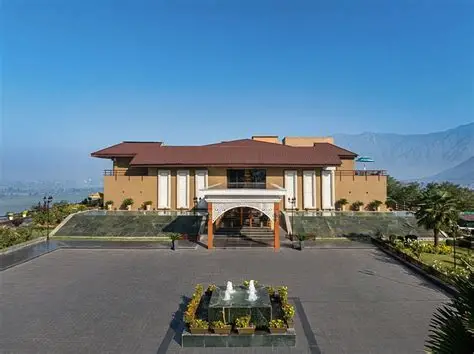 Perched on Kralsangri Hill, this Taj property offers an unmatched view of the lake. Every room features timber-carved ceilings and traditional copper work.