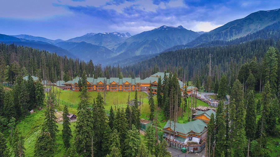 An award-winning resort in Gulmarg. It offers floor-to-ceiling windows, underfloor heating, and the "Alaya Spa" for ultimate relaxation.