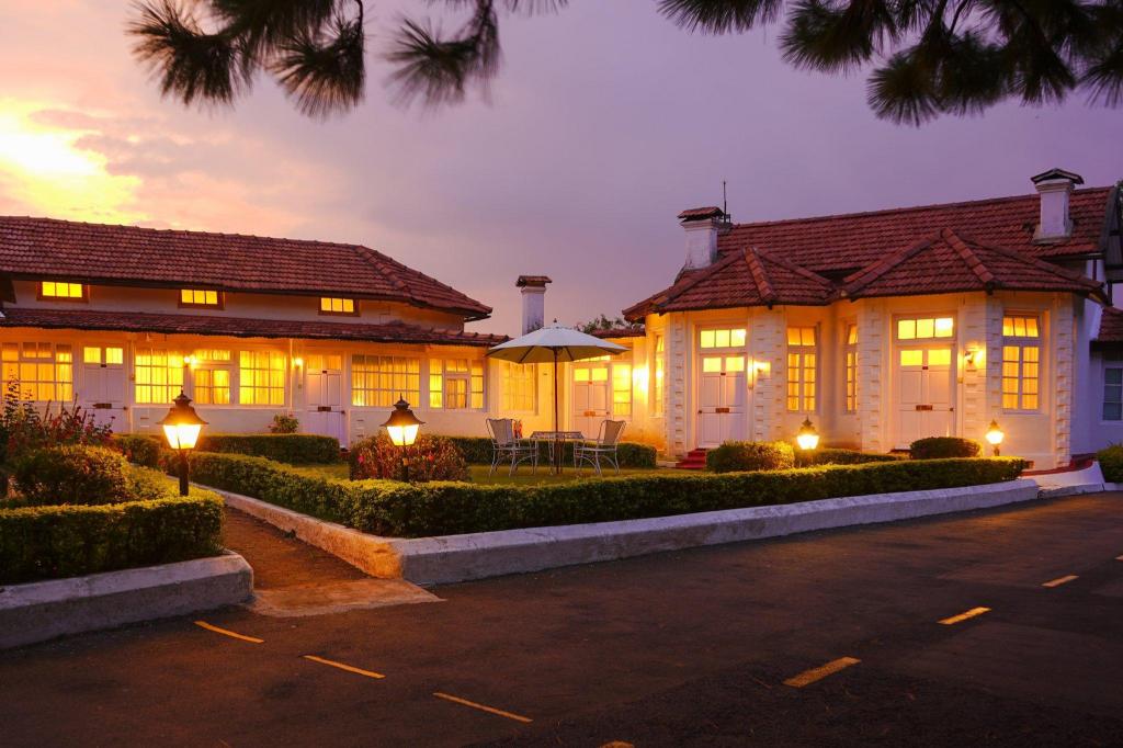 Surrounded by rolling hills and tea gardens, this property offers a peaceful, old-world vibe. The rooms feature private balconies that overlook the lush Nilgiri valleys.