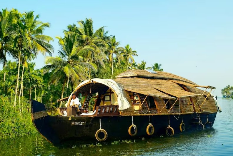 Offers houseboats made of traditional "Kettuvallam" wood but equipped with glass-walled bedrooms and luxury en-suite bathrooms.