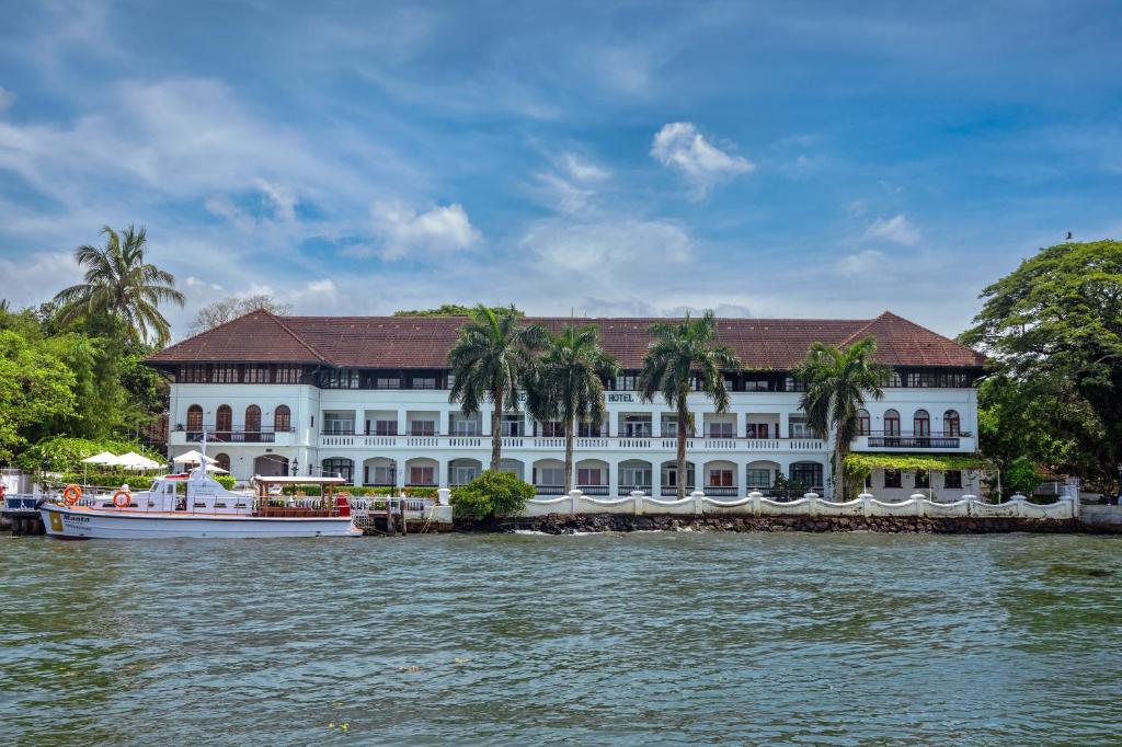 Built on the remains of a Victorian shipyard. It combines 19th-century aesthetics with modern 5-star luxury, offering views of the busy harbor from every room.